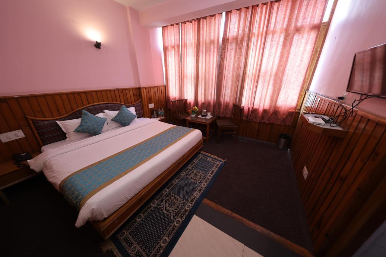 Hotel Yak Manāli Exteriör bild