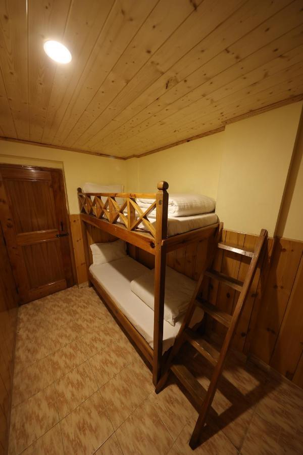 Hotel Yak Manāli Exteriör bild